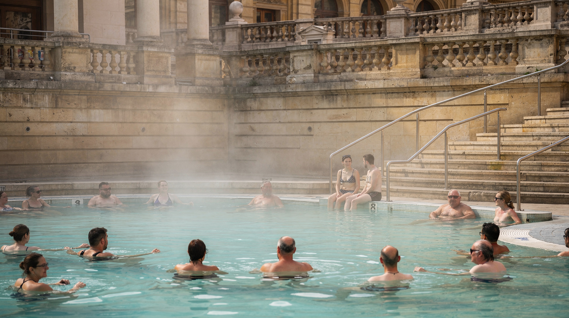Bierspa Budapest: Baden in Hopfen nahe dem Széchenyi — Budapests Bierspa: Baden in warmem Hopfen-Malz-Bad nahe dem Széchenyi. Erwartung