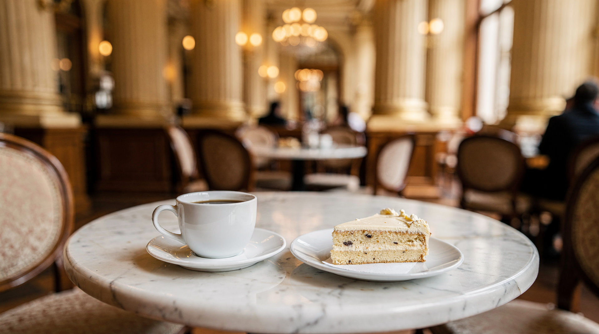 Kaffeehäuser in Budapest: die historische Kávéház-Tradition und die besten Adressen heute — Budpests legendäre Kaffeehauskultur — New York Café, Gerbeaud, Centrál und die b