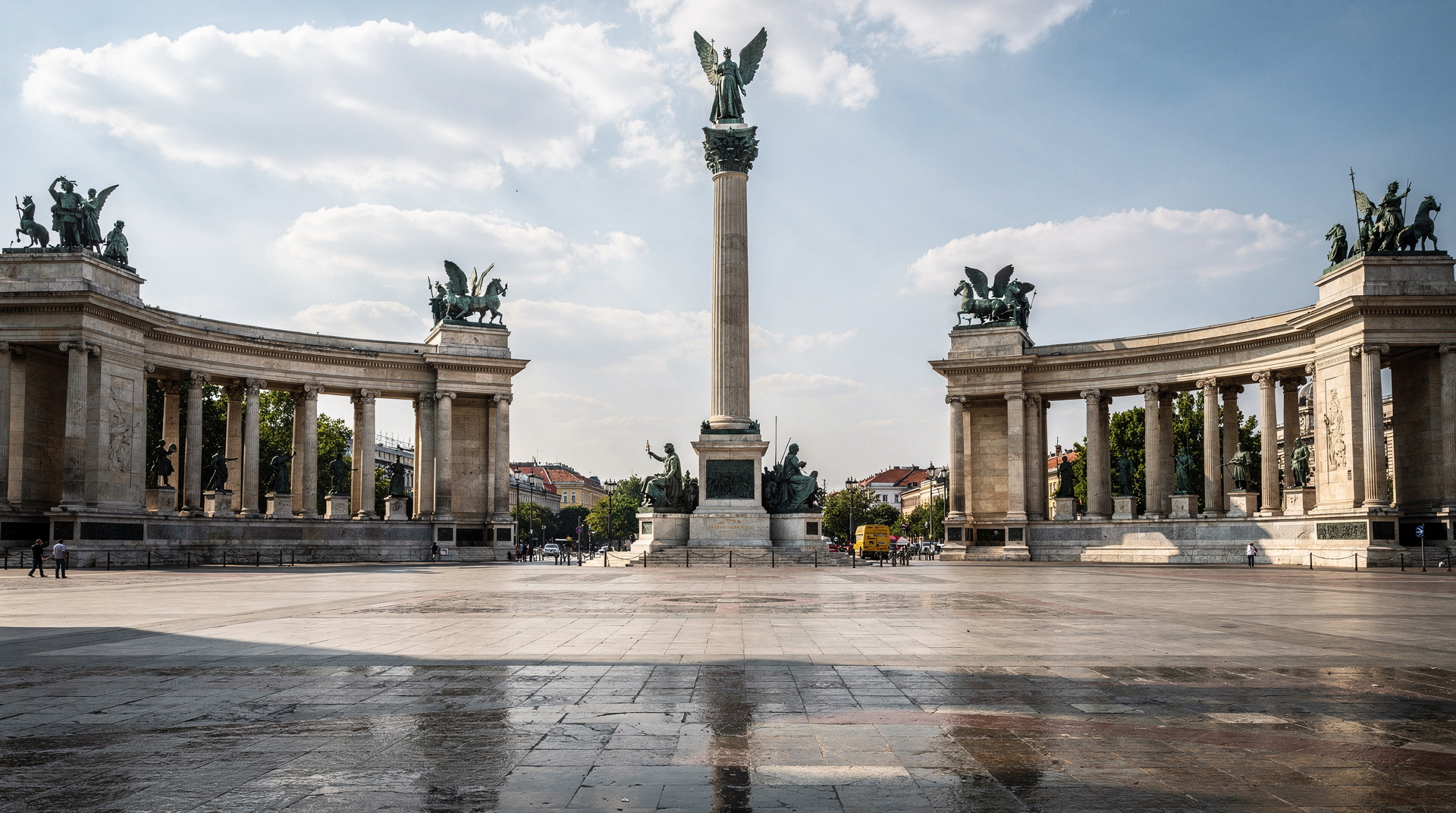 Piazza degli Eroi e City Park: la guida completa per i visitatori