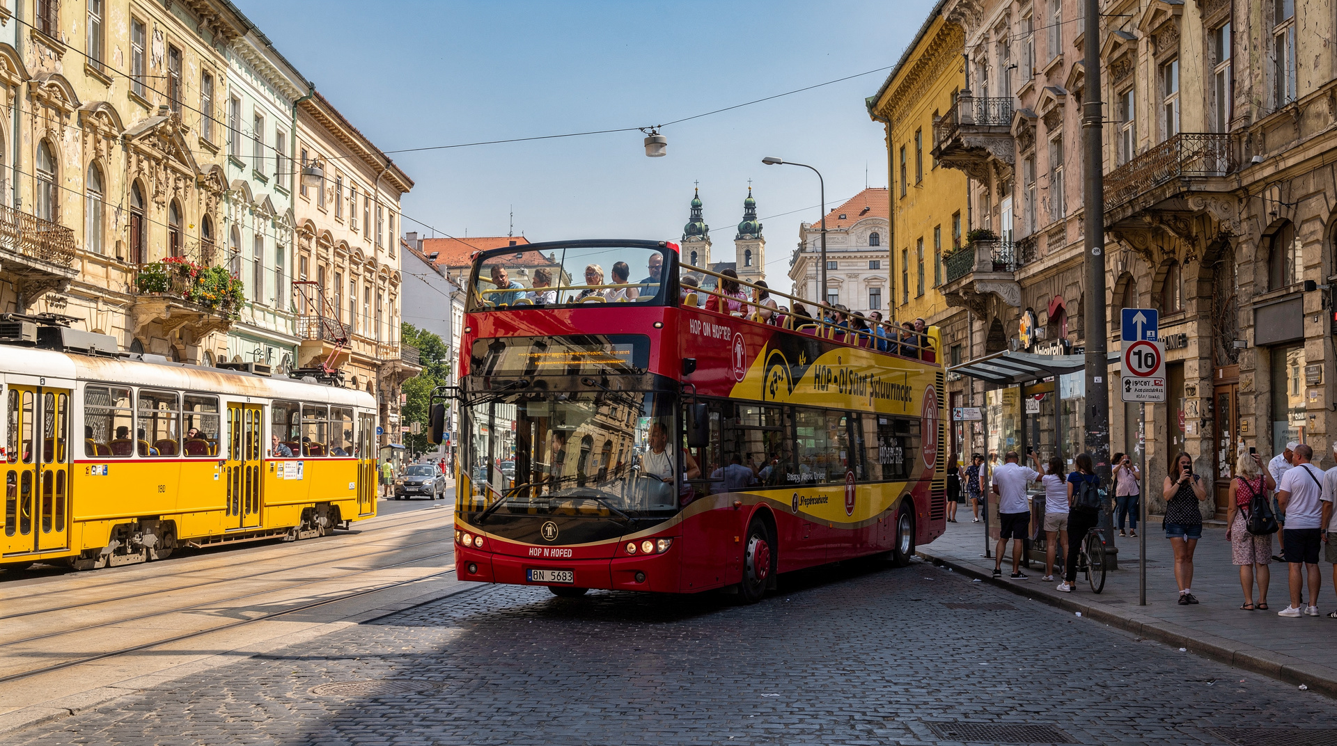 Hop-on-Hop-off-Bus in Budapest: Lohnt er sich? — Budapests Hop-on-Hop-off-Bus deckt beide Ufer in 90 Minuten ab. Lohnt sich der K