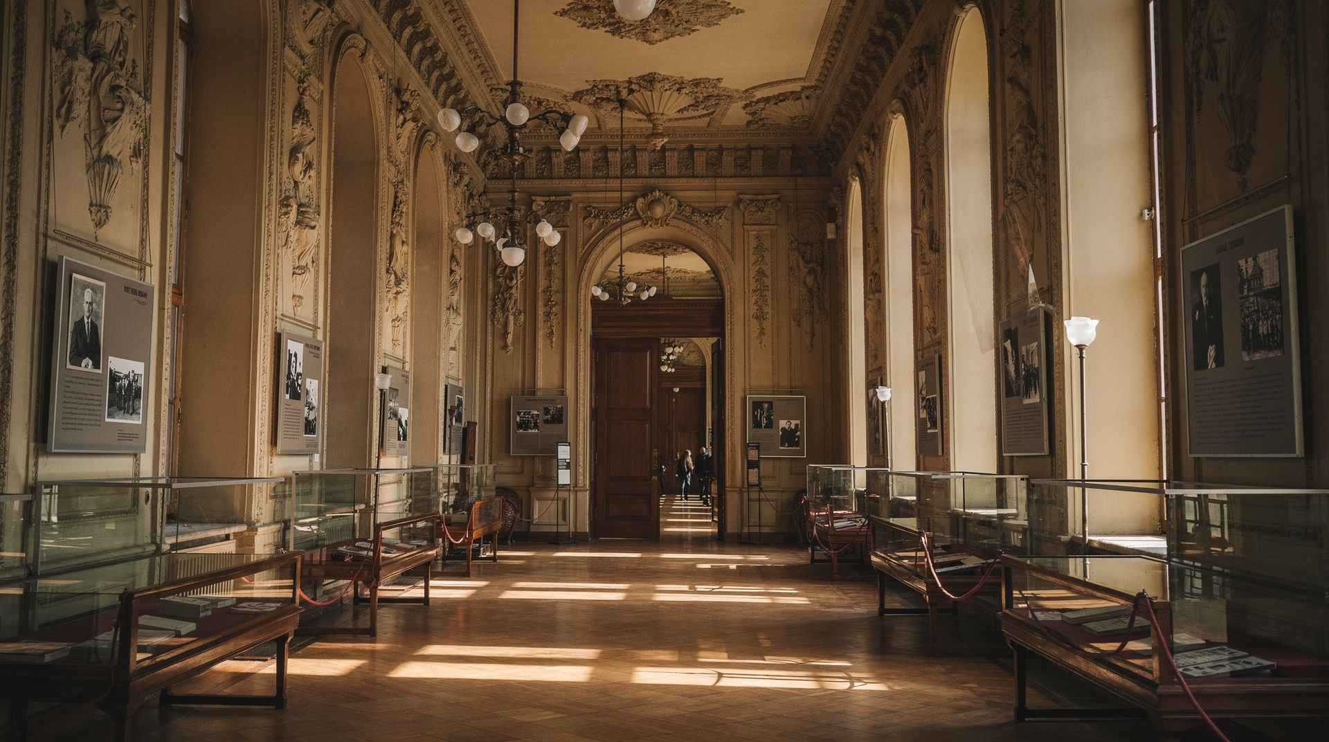 Haus des Terrors Budapest: Was Sie erwartet und wie man es besucht — Haus des Terrors am Andrássy-Boulevard: Nazi- und Sowjetgeschichte in Budapests 