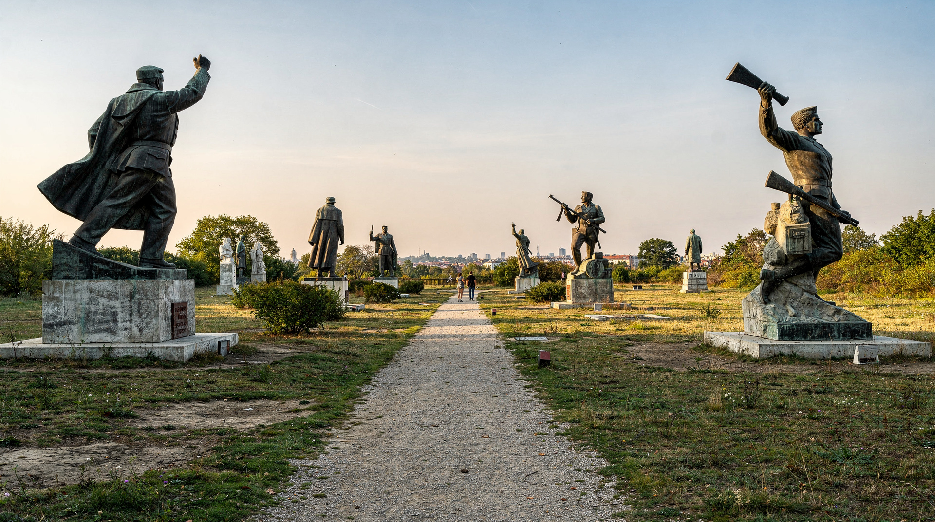 Memento Park Budapest: Ratgeber zum Besuch der kommunistischen Statuen — Der Memento Park sammelt Budapests riesige Sowjet-Ära-Statuen in einem Freilicht