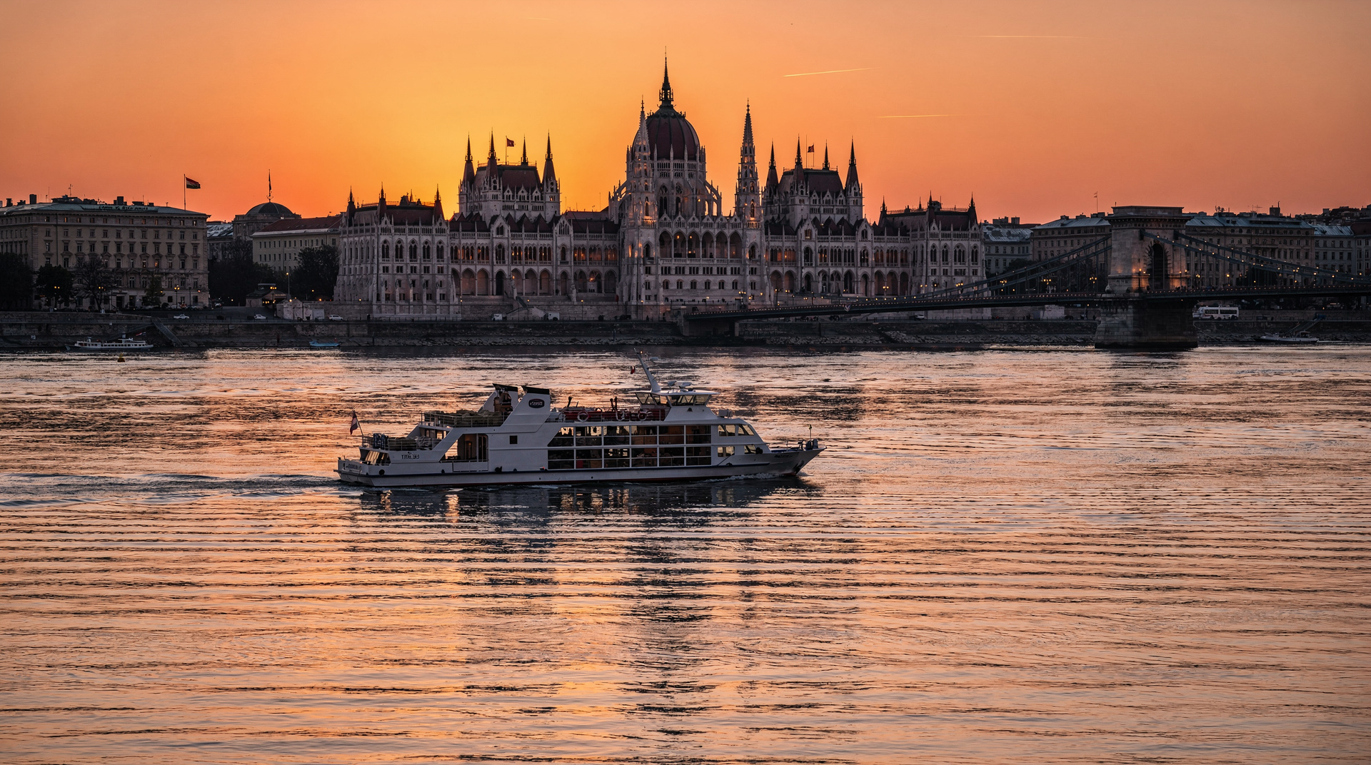 Sonnenuntergangs-Cocktailkreuzfahrten in Budapest: die goldene Stunde auf der Donau — Sonnenuntergangs-Cocktailkreuzfahrten Budapest: unbegrenzte Cocktails, Prosecco-