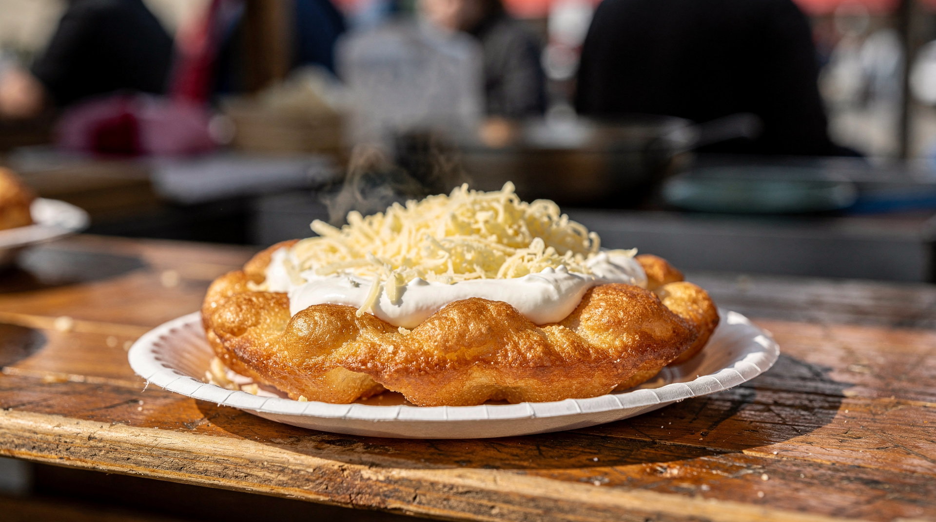 Wo man lángos in Budapest isst: die besten Orte für Ungarns frittiertes Gebäck — Die besten lángos-Stellen in Budapest — Große Markthalle, Wochenmärkte und Späta