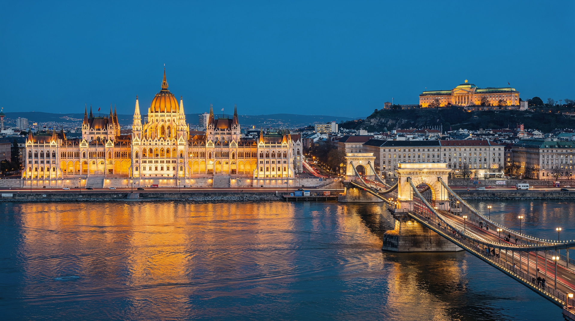 Budapest in der Abenddämmerung mit dem beleuchteten Parlament und der Donau